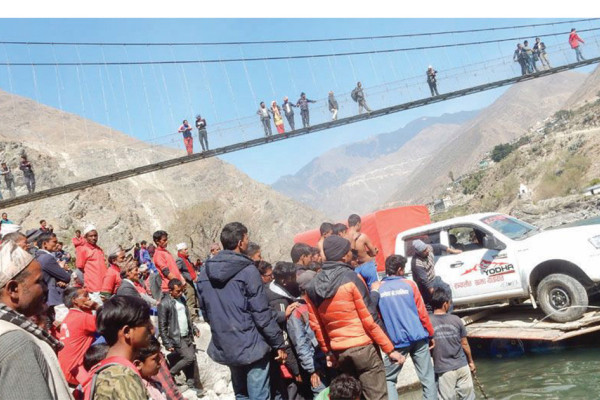 पुल नबन्दा झोलुंगेको सहारामा पलाँतावासी